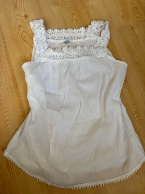 Somrigt linne - Köptes i Grekland på en marknad, passar perfekt till sommaren! Passar både XS och S