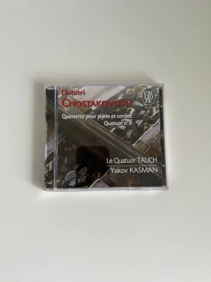 CD Chostakovitch Quintette & Quatuor - CD med klassisk musik av Dimitri Chostakovitch, innehåller Quintette pour piano et cordes och Quatuor n°8. Utförs av Le Quatuor Talich och Yakov Kasman. Fint skick!