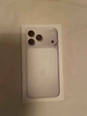 Iphone 17 pro max silver 1 TB - Helt ny och oöppnad, kvitto finns. Möts upp i Stockholm, så kontakta vid intresse. Kontant betalning bara. Skickar ej