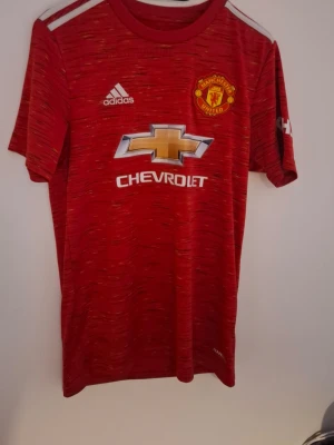 Manchester united 2020/21 - Manchester united tröja från säsongen 2020/21 i storlek S. Tröjan är i mycket bra skick. Produktkod: GC7958