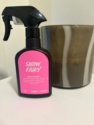 Lush Snow Fairy Body Spray 200ml - Snow Fairy Body Spray från Lush i Doften är söt och magisk, perfekt för dig som gillar sockriga toner. Flaskan rymmer 200 ml och är enkel att använda för en fräsch känsla hela dagen.. öppnad. 180 ml parfym kvar.