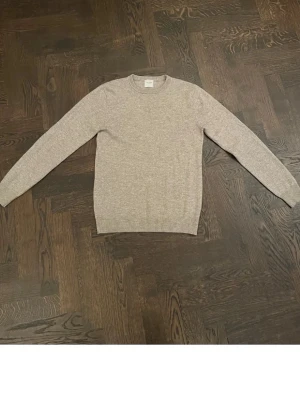 John Henric cashmere tröja - Cashmere tröja från John Henric. Knappast använd. Är xs men passar s. Hör av dig vid några funderingar.