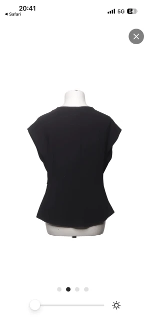 Zara topp - Svart blus/ topp från Zara som går omlott och har ett knyte vid sidan. Endast testad med prislappen på (köpte den av en tjej på vinted) säljer eftersom den inte riktigt har min smak
