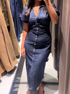 Mörkblå jeansklänning med knappar -  Den populära Zara Demin klänningen!Snygg mörkblå jeansklänning i midi-längd med korta ärmar och v-ringning. Aldrig använd prislapp kvar!😍