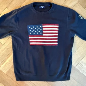 GANT USA tröja - Säljer en sjukt fet mörkblå finstickad USA tröja från Gant. Tröjan är i mycket bra skick och är i strl L men kan även passa strl M. Hör gärna av er vid frågor eller funderingar!!