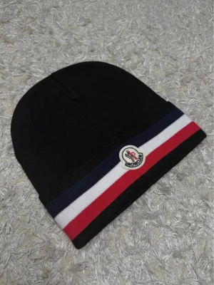 Moncler mössa  - Svart moncler mössa Helt ny oanvänd Säljer den på grund av har en till 