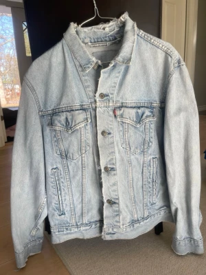 Levis Jeansjacka - Snygg Levis jeansjacka! Ganska nött vid nacken, se bild nr 4. Köpte den begagnad för 800kr. 