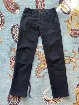 Marinblå chinos från Incotex - Stilrena chinos av högkvalitet och fint skick. Storleken står som 46, men i mer klassiska mått skulle jag uppskatta de som 28/30