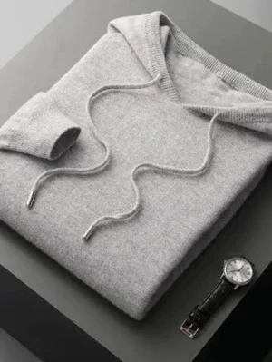 Ljusgrå stickad hoodie  - Snygg ljusgrå stickad hoodie med klassisk design. Tröjan har en hög krage och är tillverkad i mjukt material som passar perfekt för kyligare dagar. 
