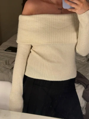 hm, M, Stickad off shoulder  - Stickad off shoulder, märkt som M men sitter som S. Oanvänd