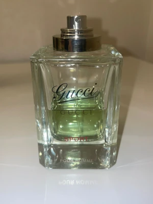 Gucci by Gucci Sport Pour Homme parfym - Gucci by Gucci parfym med sportig och fräsch doft. Denna är utgången ur sortimentet (tillverkas inte mer) och passar dig som är samlare. 40-50% parfym kvar i flaskan och locket är borta.