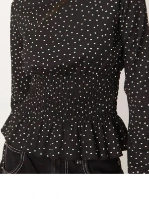 Svart prickig blus med smock - Bara använt ca 3 gånger eller liknande så den är som ny nästan