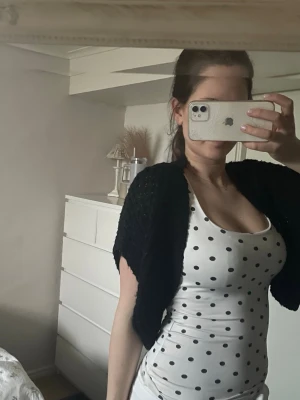 Svart bolero - Använda litegrann men bra skick💕💕 Kontakta mig för fler bilder🤗🤗står M/L men passar även S och xs