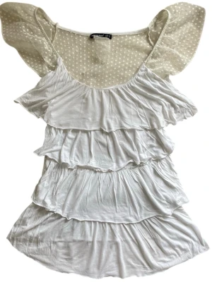 Blustopp från Atmosphere  - Vit off-shoulder blustopp med volanger, transparenta ärmar och rygg 🤍 * extremt lätt missfärgning (se sista bilden), knappt märkbar. Jag brukar ha strl XS/S i toppar för referens! 