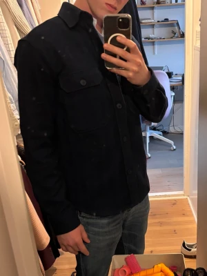 Marinblå Overshirt - Zara  - Marinblå overshirt från Zara i mycket bra skick, inga slitningar eller tecken på användning. Storlek S