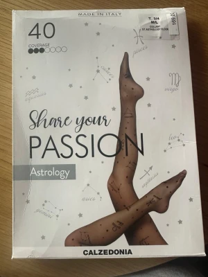 Astrologi-strumpbyxor - Helt nya svarta strumpbyxor från Calzedonia med stjärntecken och stjärnbilder som mönster. Tjocklek 40 denier för halvgenomskinlig look. Tillverkade i Italien, stretchigt material som sitter bekvämt och snyggt. Bara provade en gång, storlek passade inte därmed sälj. 