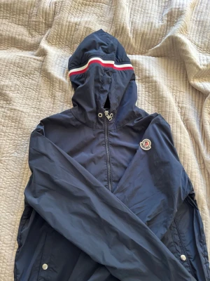 Mörkblå  Moncler grimpeurs ( pris kan diskuteras - Snygg mörkblå dunjacka från Moncler med huva och dragkedja. Jackan har nfc skan skriv privat för bevis