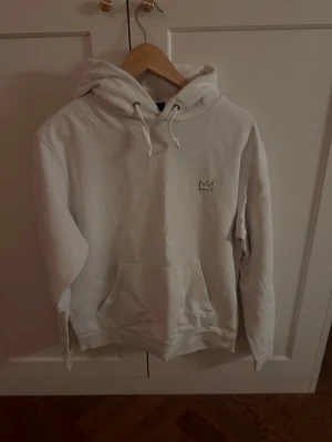 Hov1 hoodie vit 2019 - Säljer en vit Hov1 hoodie. Den är ifrån 2019 och i väldigt fint skick!❣️