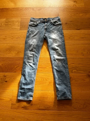 Nudie jeans,ljusblå - Säljer nu mina Nudie  jeans då dom är för små, det finns ett hål i högra fickan men inte mega stort du kan ha din telefon där iaf!annars är dom riktig fetta! W32 L32