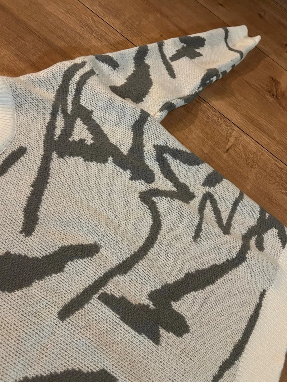 Vit och grå stickad tröja med mönster - 2