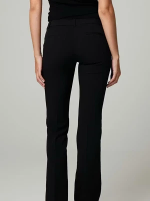 Svarta kostymbyxor med raka ben - Stilrena svarta kostymbyxor med raka ben och diskreta fickor bak. Byxorna har en klassisk passform och är perfekta för dig som vill ha en clean och snygg look. Materialet ser ut att vara mjukt och följsamt, vilket ger en bekväm känsla hela dagen.