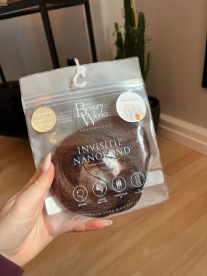 Löshår BeautyWorks - Ett löshår från BeautyWorks i färgen: Amber. Invisitip Nanobond 50cm och 0,8g per bond. Så fin kvalité! Aldrig använt i originalförpackning. Nypris: 2850kr.