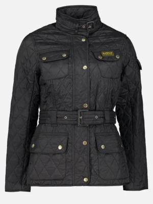 Svart quiltad jacka från Barbour - Stilren svart quiltad jacka från Barbour med bälte i midjan, hög krage och flera fickor med tryckknappar. Jackan har guldiga detaljer och Barbour-logga på bröstet. Perfekt för dig som gillar klassisk och tidlös design.