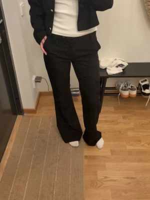 Kostymbyxor från Gina Tricot  - Supersnygga kostymbyxor från Gina Tricot. Använda men har fortfarande mycket att ge. De är liiite noppriga längst upp (se sista bilderna), men detta syns inte när man använder de. Modellen heter relaxed bootcut trousers.