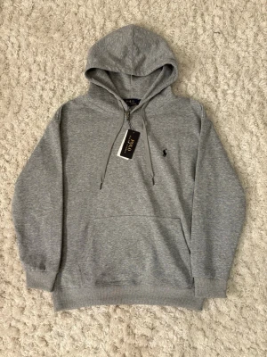 Ralph Lauren hoodie  - Ralph Lauren hoodie helt ny, storlek L men gammal årsmodell så sitter nästan lite tajtare. kvitto finns! Hör av er vid frågor/ fler bilder! 