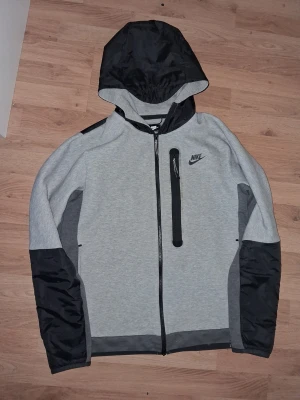Sällsynt Nike Tech Fleece. - Säljer min nike tech fleece som jag använt ksk 7-8 ggr, Sällsynt och säljs inte längre i butiker, Den är i nytt scick och har inga skador inga fläckar, inget smuts. Bra för vinter och hösten och även sommar. Hoodien är storlek M Men kan även passa S, Säljer denna för bara 450❗️❗️