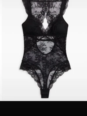 Svart spetsbody - Jättefin spetsbody från H&M😊 Använd en gång💞 