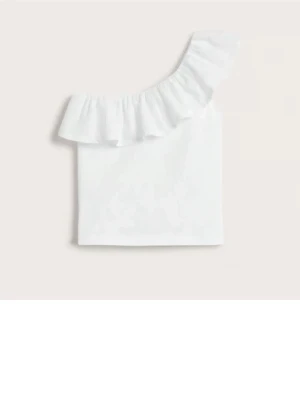 Vit oneshoulder topp med volang - Snygg vit oneshoulder topp med bred volang längs axeln. Det är mjukt bomullsmaterial som känns skönt mot huden. Det finns även ett band som man kan ta på och av som ska gå över den bara axeln! jättefin och säljer pga den är för liten för mig💕