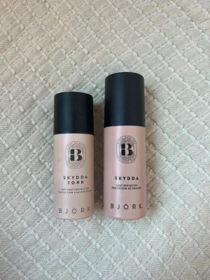 Björk Skydda värmeskydd duo - Säljer två värmeskydd från Björk, Skydda Torr och Skydda. Båda kommer i stilrena beige flaskor med svarta lock och tydlig logga framtill. Perfekt för dig som vill skydda håret mot värmeverktyg och samtidigt ha snygga produkter i badrumshyllan. Helt oanvända, nypris tillsammans 420kr.