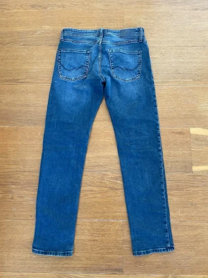 Jack&Jones jeans - Riktigt feta, blåa jeans som är i ganska bra skick. Sitter inte för tajt och inte för pösigt. Pris kan diskuteras✍️