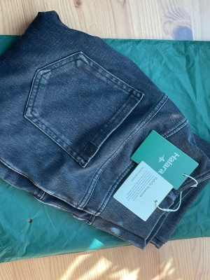Svarta  flexjeans från Halara - Snygga svarts flexjeans från halara med raka ben och klassisk femficksdesign. Jeansen har en bekväm midja och är i fyrvägsstretch så det är redigt töjbara och mjuka. Helt klart de bästa jeansen du kommer att äga. Perfekta för en avslappnad och trendig look. De ör helt nya! Aldrig använda!  Orginal förpackning kommer att vara med tillsammans med etiketter. Bor i rökfritt hem.