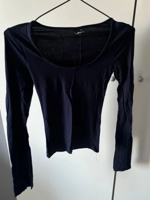 Långärmad tröja  - Långärmad tröja i mörkblå Stl XXS, slits vid ärmen, använd en gång, Gina Tricot 