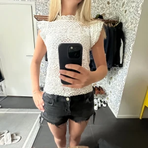 Vit blus  - Säljer denna vita topp från mango, superfint skick! Sitter som S
