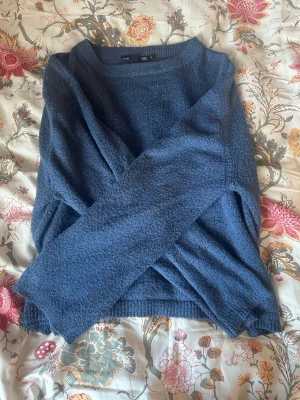 Blå stickad tröja från 157 - Mysig blå stickad tröja från 157 med rund halsringning och långa ärmar. Tröjan har en enkel och stilren design, perfekt att matcha med jeans eller kjol. Materialet känns mjukt och bekvämt mot huden. Passar S Xs fast är i M