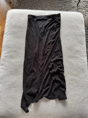 Svart omlott långkjol - Säljer en svart långkjol med omlottdetalj!🥰