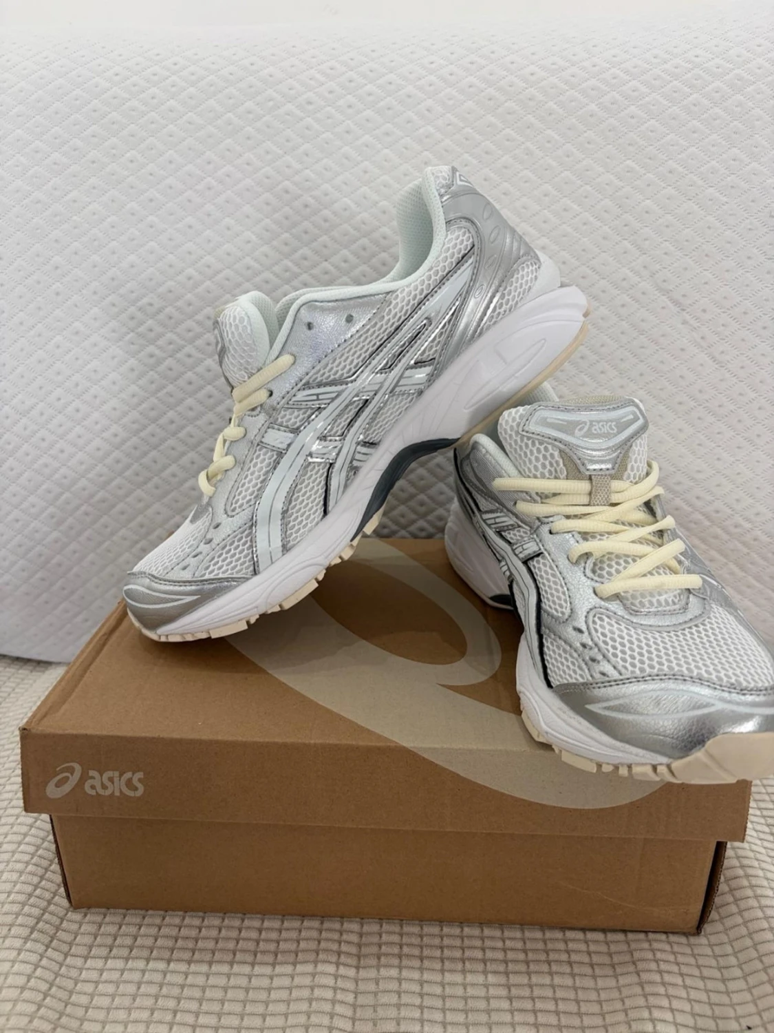 Asics silverfärgade sneakers - 1