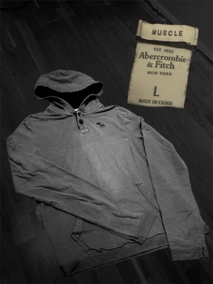 Abercrombie&fitch hoodie - Snygg hoodie från Abercrombie&fitch🔘 Storlek L sitter som M🤩 📏📐 ca 69cm längd & ca 44cm axelbredd. Riktigt fin till vardaglig användning och annat.  För frågor osv svarar jag snabbt🙌🏼📞