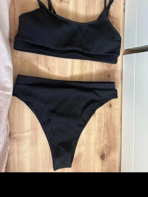 Bikini - Svart bikini med inlägg som är super fin 