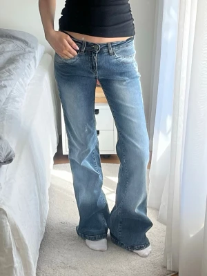 Lågmidjade bootcut jeans - Mörkblå lågmidjade bootcut jeans med snygga detaljer! Långa och as nice🥰🥰🥰