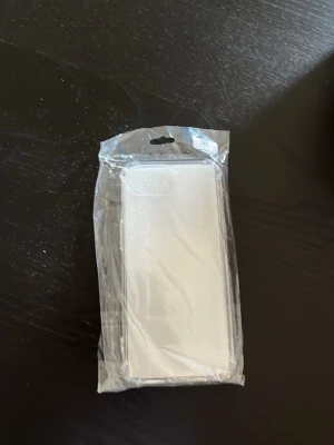 Genomskinligt mobilskal i silikon - Säljer ett genomskinligt skal till iPhone 16 E köpte fel. Vill du köpa skriv då pris jag går med på nästan vad som helst