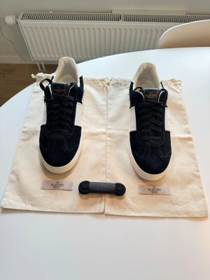 Valentino Flycrew (Helt Nya) - Säljer mina exklusiva Valentino Flycrew skor i den eftertraktade färgen svartvit. Storlek 42 passar även 43. Skorna är i absolut Nyskick och alla nitar är såklart kvar. Sulorna är i toppskick. Nypris 7000kr, jag lägger ut för 3999kr och kan tänka mig att gå ner vid snabb affär. Valentinos egna skopåsar tillkommer samt Valentinos skosnören. Fraktar spårbart via Postnord 📦.                                   Hör av er till mig vid fler frågor eller bilder! 
