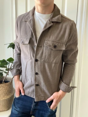 Studio total overshirt  - Studio total overshirt - personlig favorit. Inga defekter! Modellen i bilderna är 180 cm 75 kg och bär Storlek M , Kom med frågor! 🌟 (Kan gå ned i pris vid köp av paket 😉) 