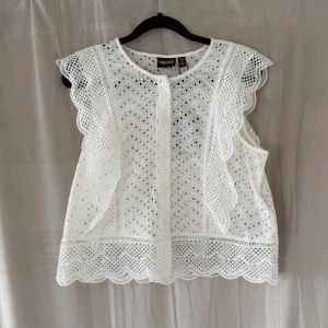 Vit broderad blus från Pieces - Superfin topp från Pieces med kort ärm, volanger och knappar framtill.  Har tyvärr aldrig kommit till användning då jag kommit fram till att det inte är min stil. Toppen har då bara hängt i garderoben och skulle behöva en ny ägare!💋✨✨