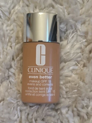Clinique Even Better Foundation SPF 15 - Flytande foundation från Clinique i nyansen beige med SPF 15. Ger en jämn hudton och korrigerar ojämnheter. Kommer i en smidig plastflaska med silverfärgat lock. Perfekt för dig som vill ha naturlig täckning och extra lyster.