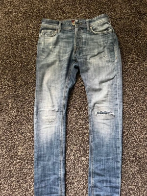 Jack and Jones slim Glenn - Exklusiva Jack & Jones jeans! Dem har slitnignsr och en fet nästan tvättat färg. Storlek:W28/L30. Pris diskuteras gärna. Skicka för fler bilder!