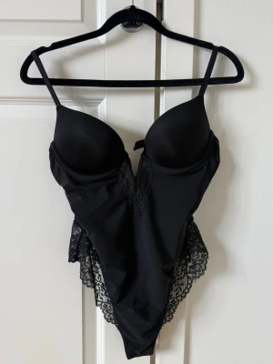 Svart spetsbody - Snygg svart push-up body från hm. Storlek 38.